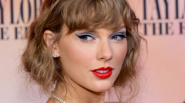 I Have a Big Crush on Taylor Swift’s Opalescent Cat-Eye Nails—See the Photos